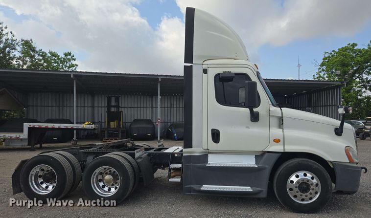 image for item DT4854 2016 Freightliner Cascadia semi truck