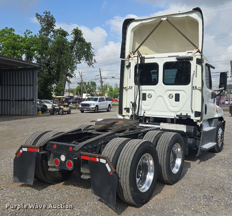 image for item DT4854 2016 Freightliner Cascadia semi truck