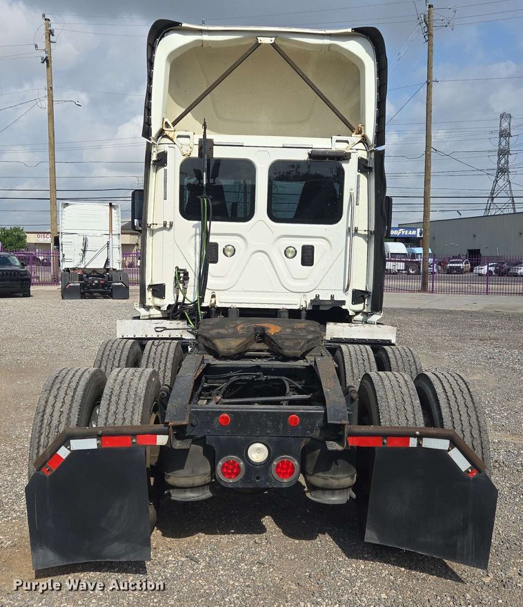 image for item DT4854 2016 Freightliner Cascadia semi truck