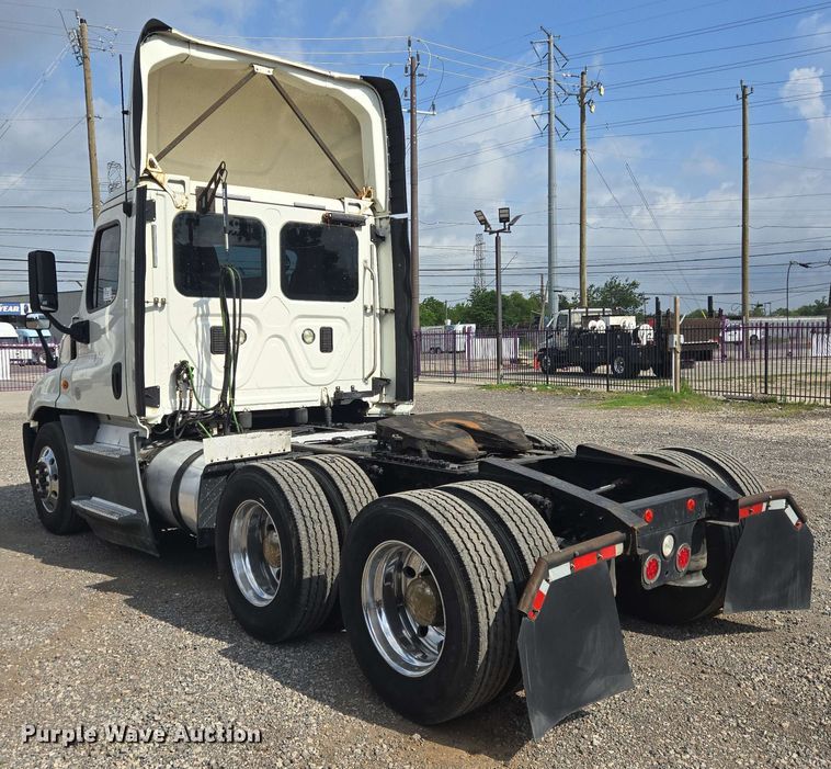 image for item DT4854 2016 Freightliner Cascadia semi truck