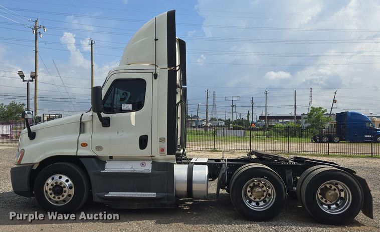 image for item DT4854 2016 Freightliner Cascadia semi truck