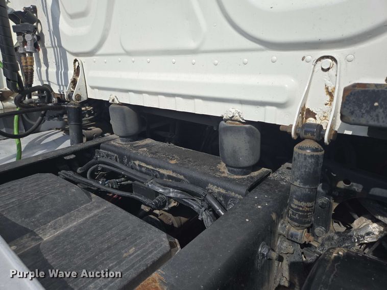 image for item DT4854 2016 Freightliner Cascadia semi truck