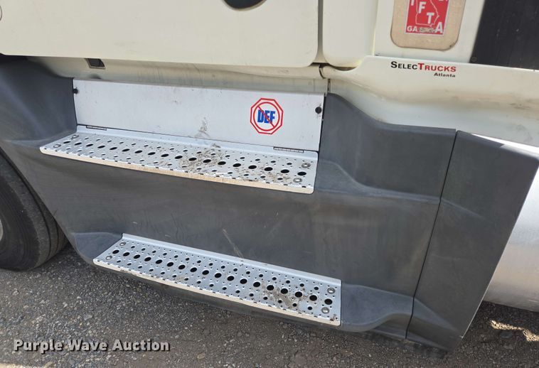 image for item DT4854 2016 Freightliner Cascadia semi truck