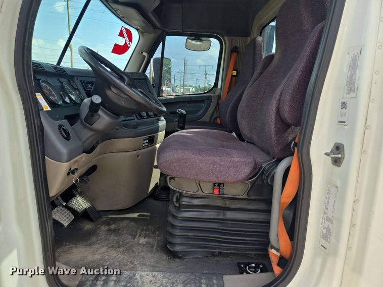 image for item DT4854 2016 Freightliner Cascadia semi truck