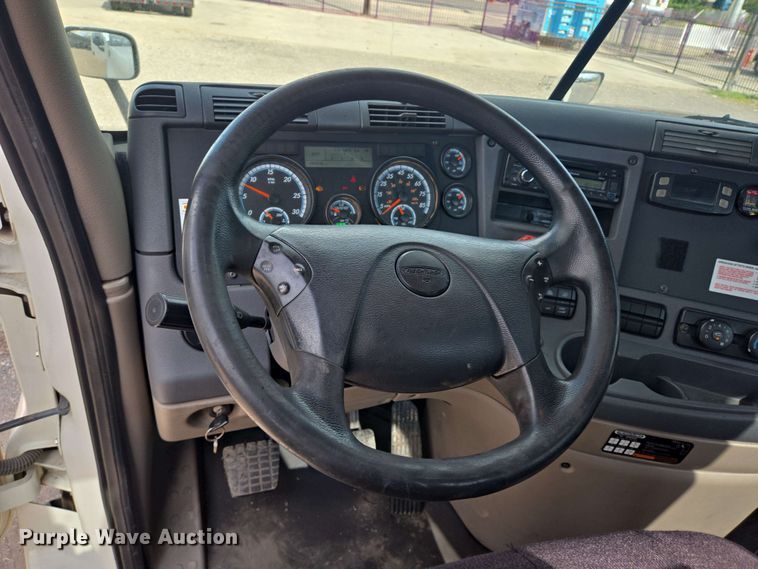 image for item DT4854 2016 Freightliner Cascadia semi truck