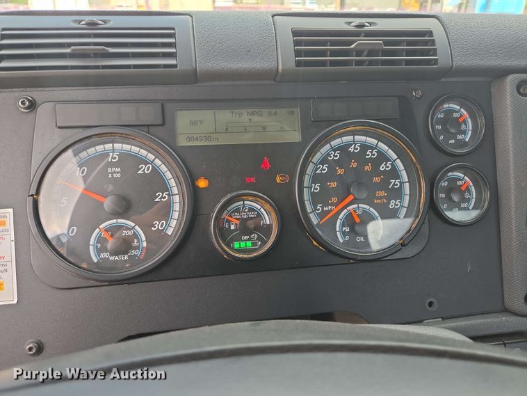 image for item DT4854 2016 Freightliner Cascadia semi truck