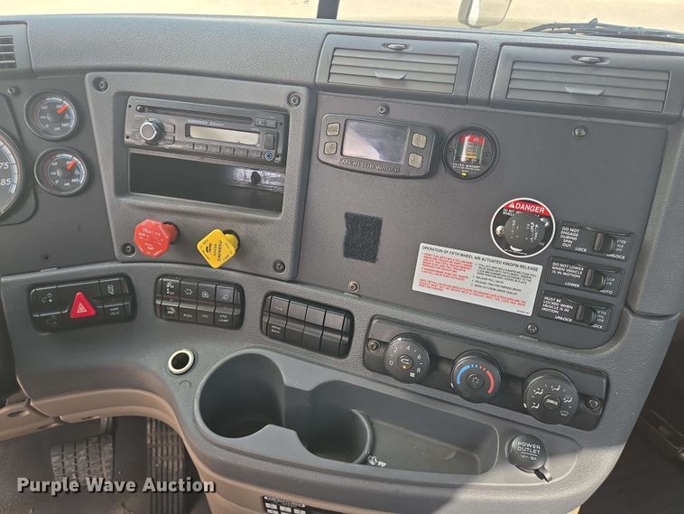 image for item DT4854 2016 Freightliner Cascadia semi truck