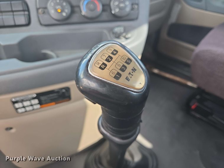 image for item DT4854 2016 Freightliner Cascadia semi truck