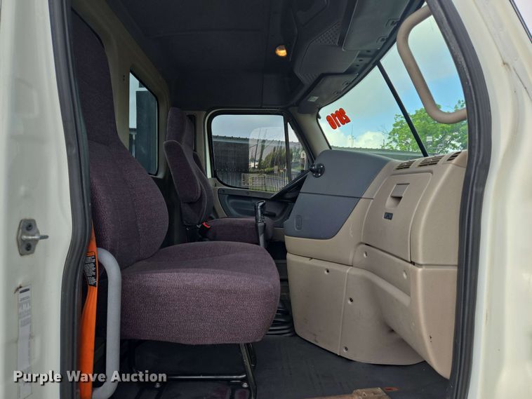 image for item DT4854 2016 Freightliner Cascadia semi truck