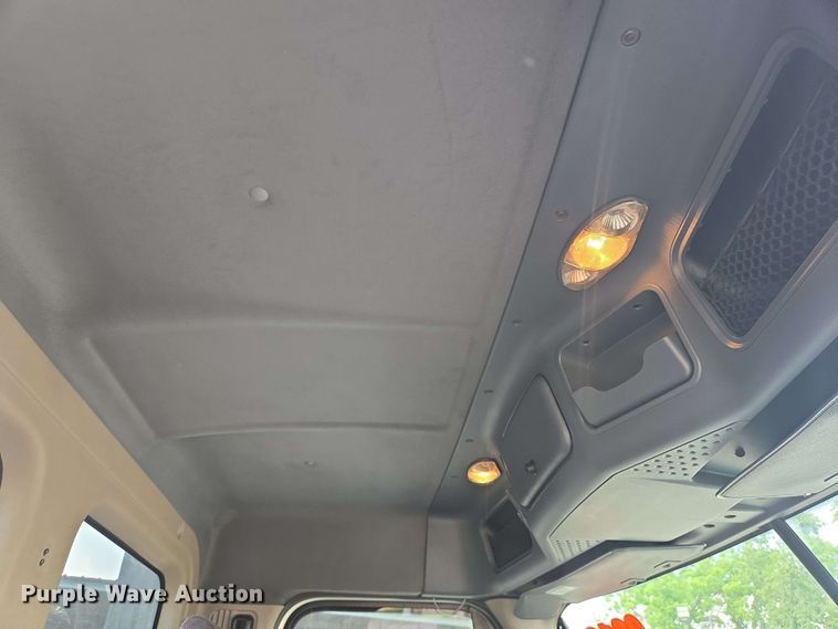 image for item DT4854 2016 Freightliner Cascadia semi truck