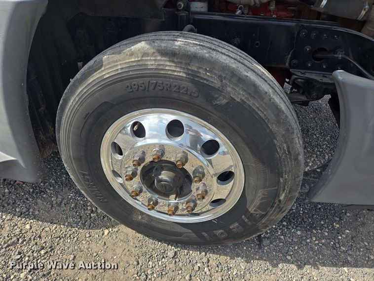 image for item DT4854 2016 Freightliner Cascadia semi truck