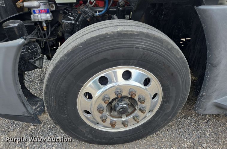 image for item DT4854 2016 Freightliner Cascadia semi truck