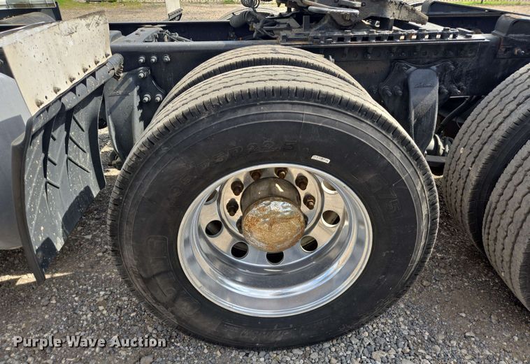 image for item DT4854 2016 Freightliner Cascadia semi truck