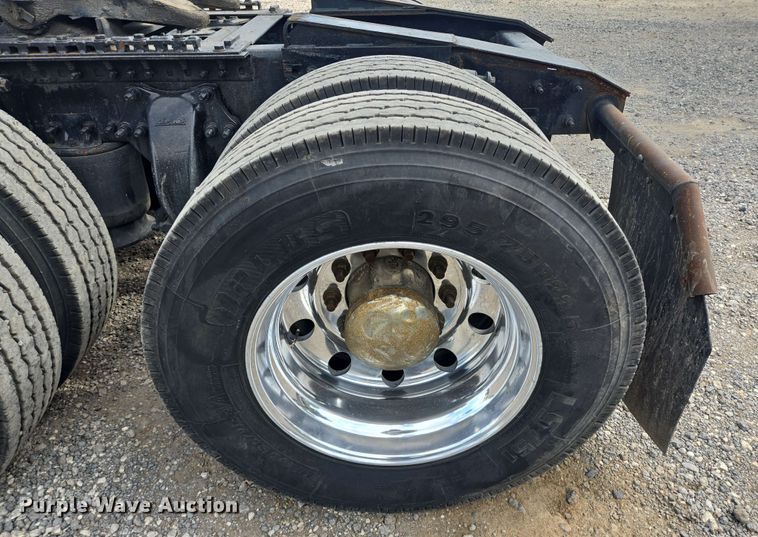 image for item DT4854 2016 Freightliner Cascadia semi truck