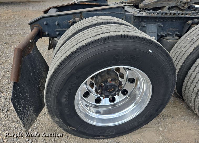 image for item DT4854 2016 Freightliner Cascadia semi truck