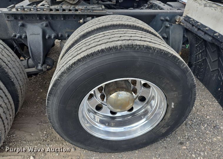 image for item DT4854 2016 Freightliner Cascadia semi truck