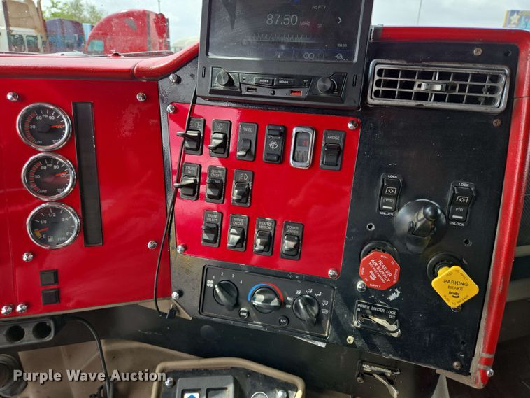 image for item DT4855 2006 International 9200i SBA semi truck