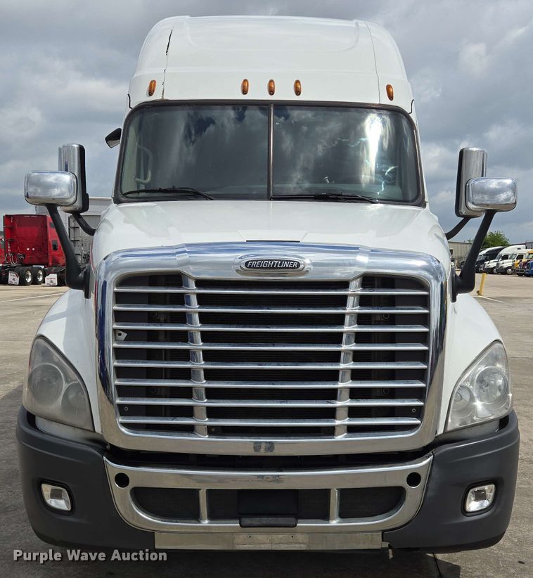 image for item DT4856 2016 Freightliner Cascadia semi truck