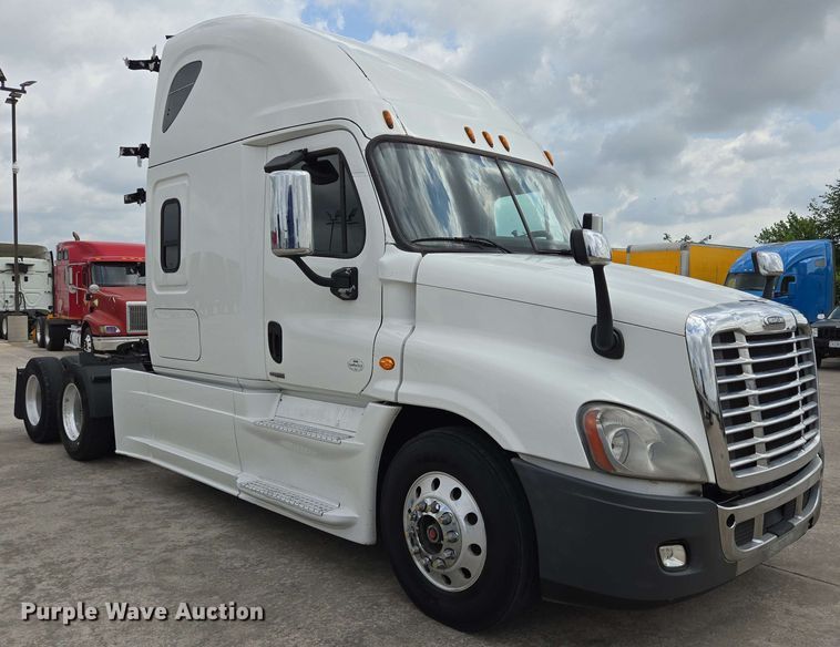 image for item DT4856 2016 Freightliner Cascadia semi truck