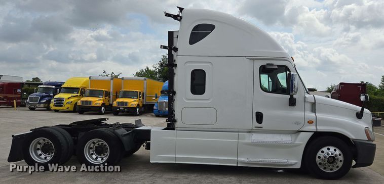 image for item DT4856 2016 Freightliner Cascadia semi truck