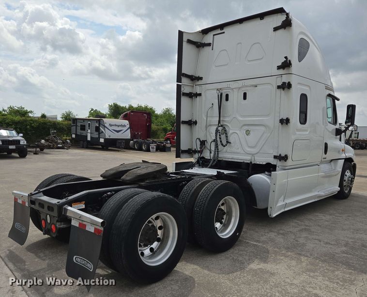 image for item DT4856 2016 Freightliner Cascadia semi truck