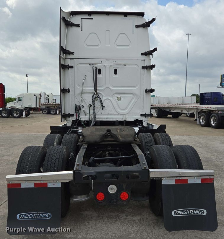 image for item DT4856 2016 Freightliner Cascadia semi truck