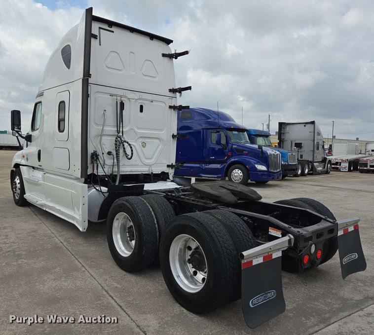 image for item DT4856 2016 Freightliner Cascadia semi truck