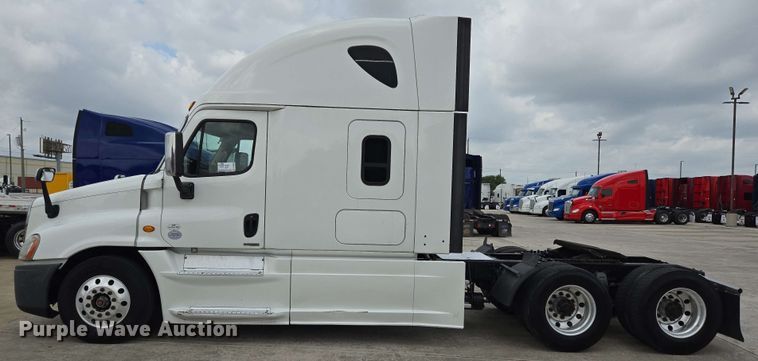 image for item DT4856 2016 Freightliner Cascadia semi truck