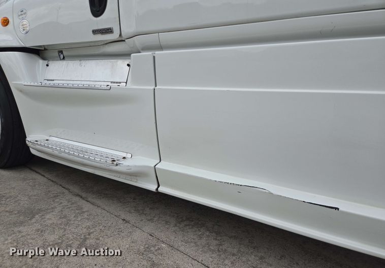 image for item DT4856 2016 Freightliner Cascadia semi truck