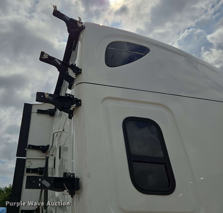 image for item DT4856 2016 Freightliner Cascadia semi truck