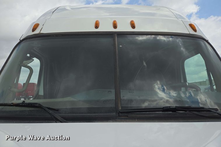 image for item DT4856 2016 Freightliner Cascadia semi truck