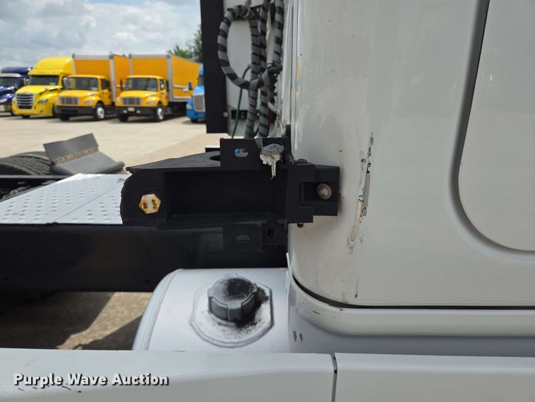 image for item DT4856 2016 Freightliner Cascadia semi truck