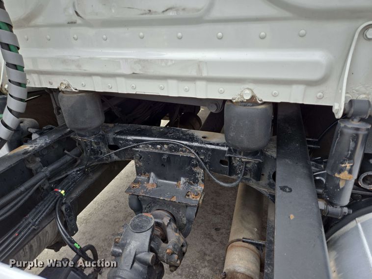 image for item DT4856 2016 Freightliner Cascadia semi truck