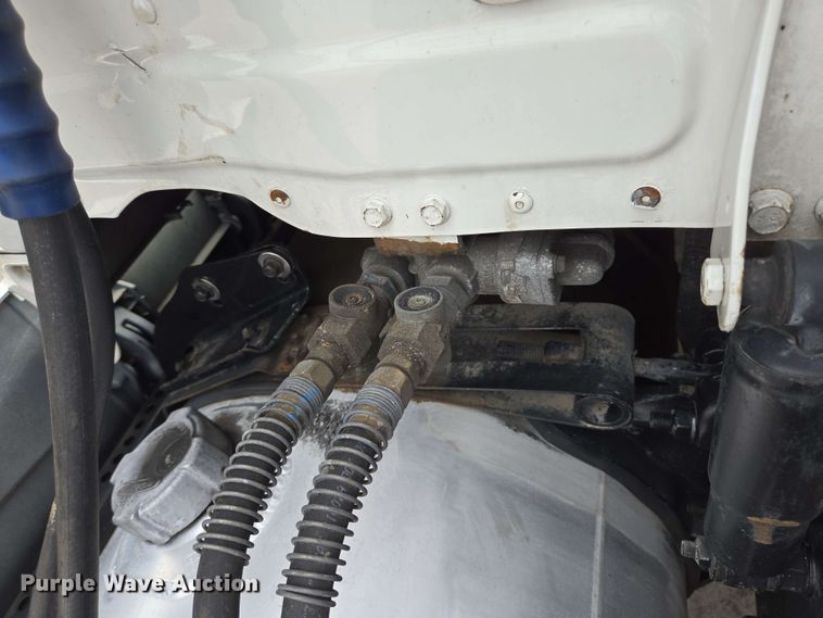 image for item DT4856 2016 Freightliner Cascadia semi truck