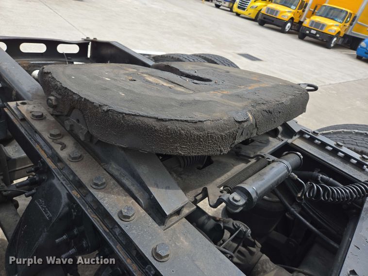 image for item DT4856 2016 Freightliner Cascadia semi truck