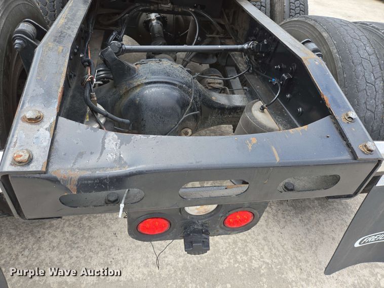 image for item DT4856 2016 Freightliner Cascadia semi truck