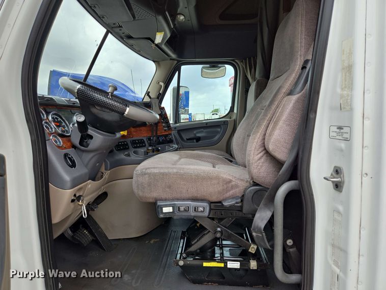 image for item DT4856 2016 Freightliner Cascadia semi truck