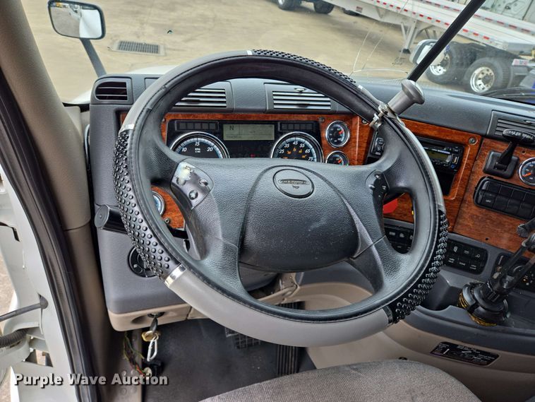 image for item DT4856 2016 Freightliner Cascadia semi truck