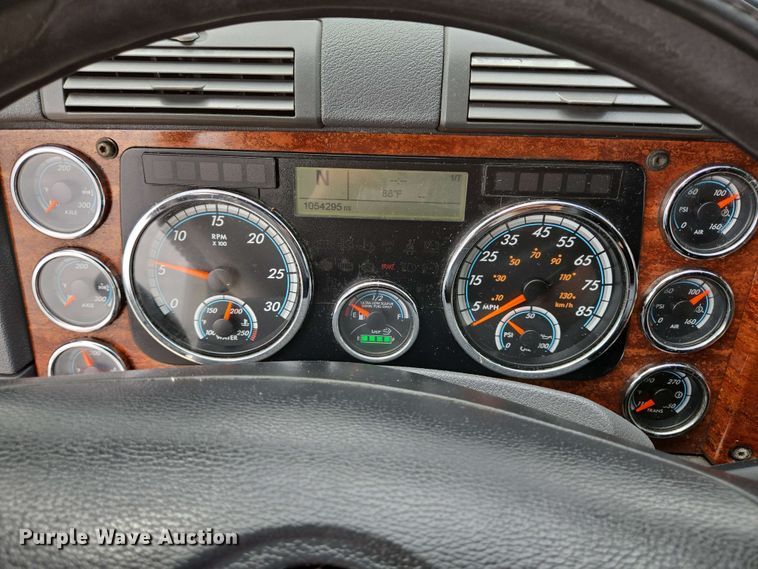 image for item DT4856 2016 Freightliner Cascadia semi truck