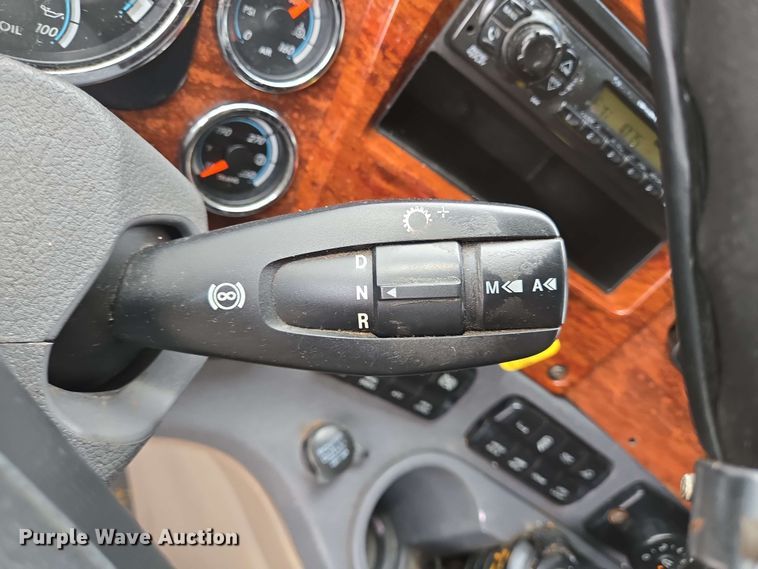 image for item DT4856 2016 Freightliner Cascadia semi truck