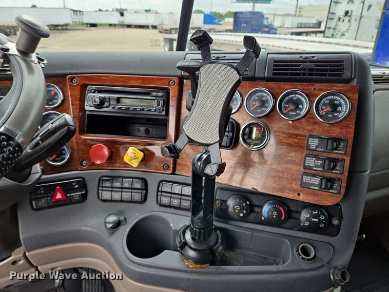 image for item DT4856 2016 Freightliner Cascadia semi truck