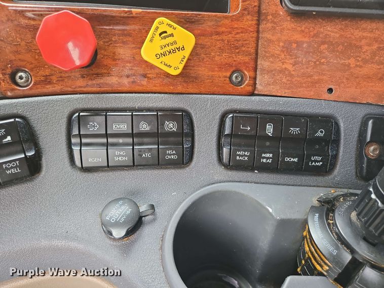 image for item DT4856 2016 Freightliner Cascadia semi truck