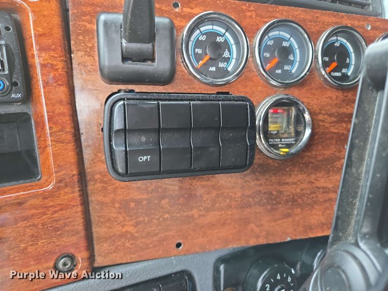 image for item DT4856 2016 Freightliner Cascadia semi truck