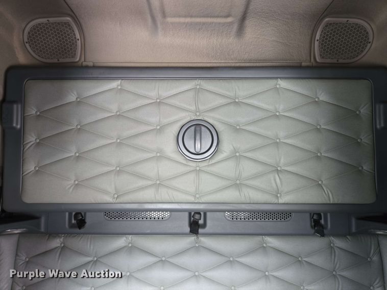 image for item DT4856 2016 Freightliner Cascadia semi truck