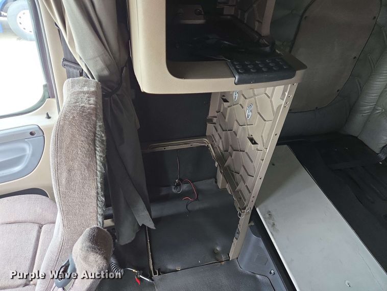 image for item DT4856 2016 Freightliner Cascadia semi truck