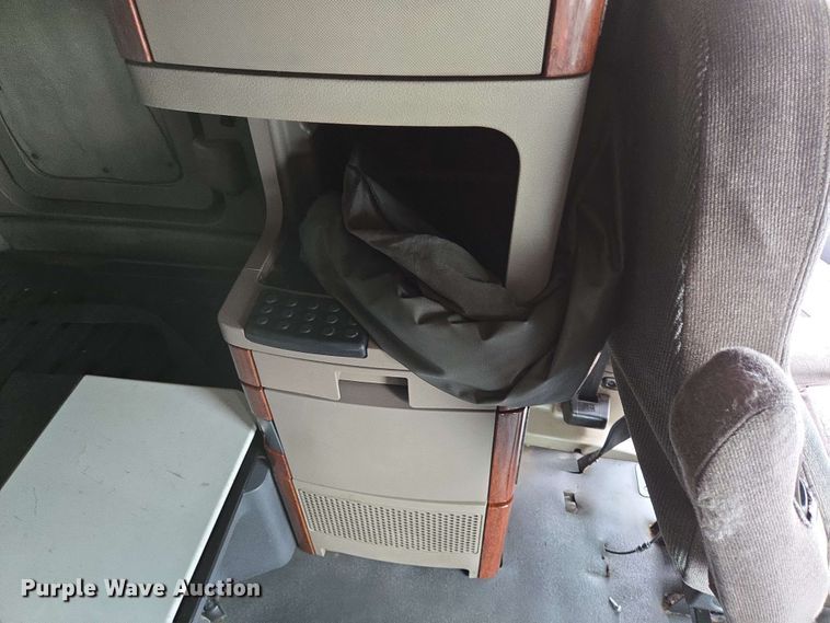 image for item DT4856 2016 Freightliner Cascadia semi truck