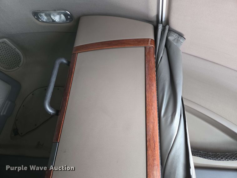 image for item DT4856 2016 Freightliner Cascadia semi truck