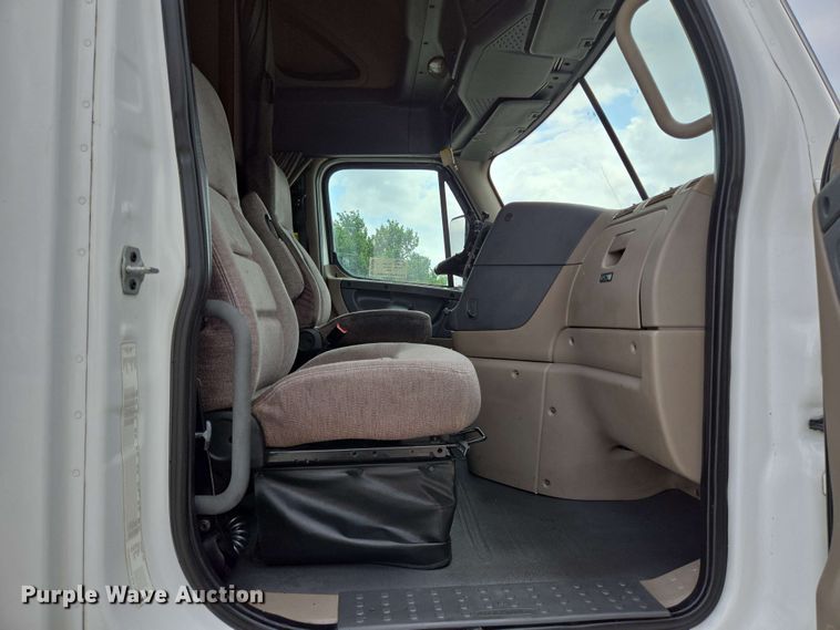 image for item DT4856 2016 Freightliner Cascadia semi truck