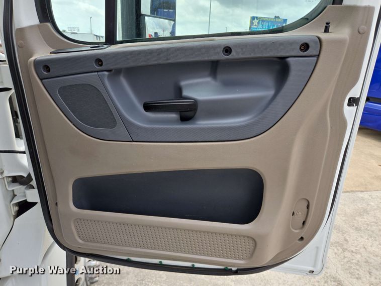 image for item DT4856 2016 Freightliner Cascadia semi truck