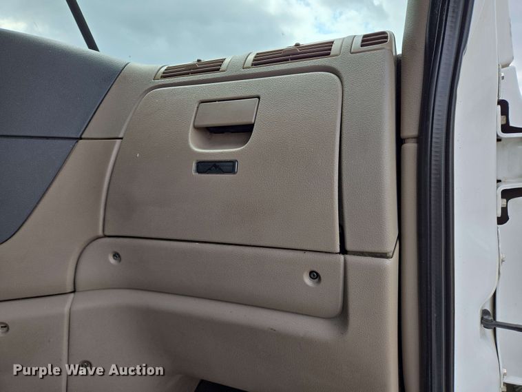 image for item DT4856 2016 Freightliner Cascadia semi truck